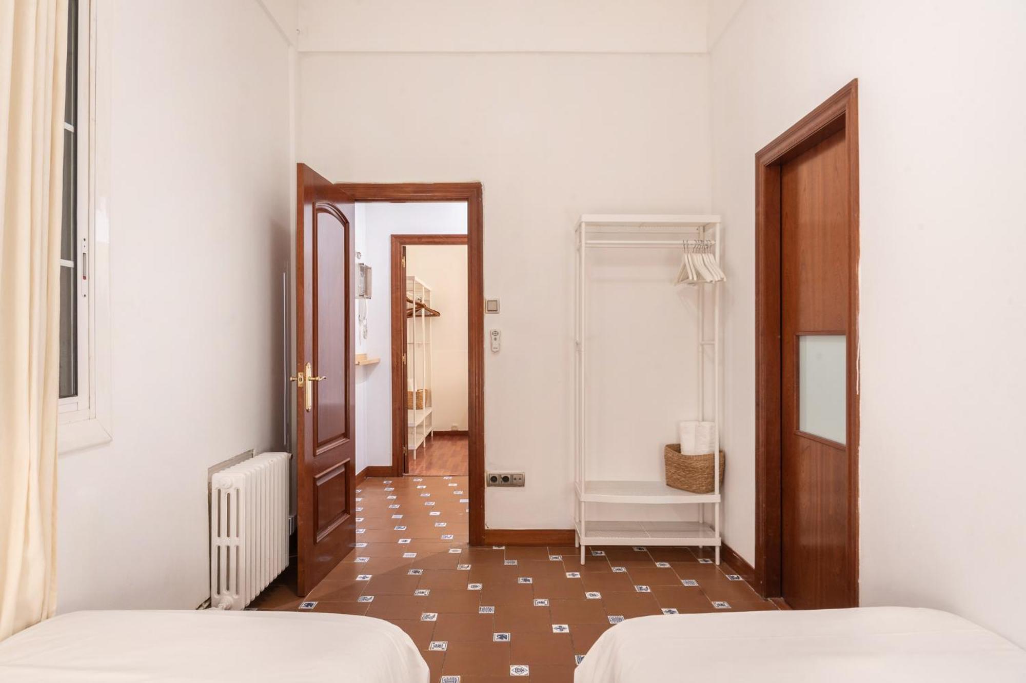 Spacious & Sunny Apt With Terrace In The City Center *